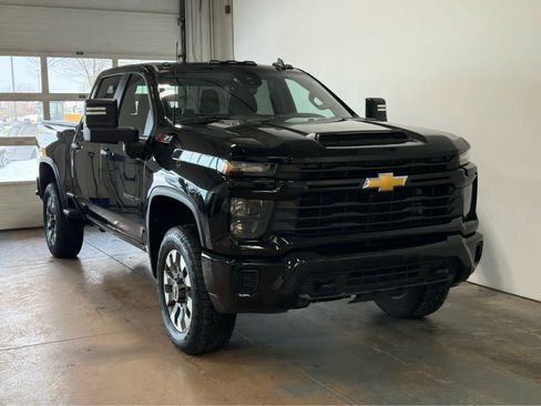 Used 2024 Chevrolet Silverado 2500 Custom w/ Custom Value Package image 5