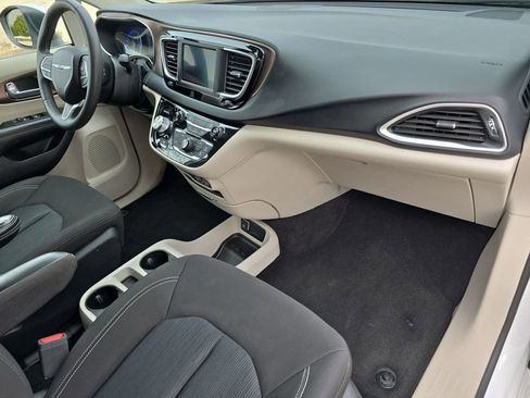 Used 2023 Chrysler Voyager LX image 30