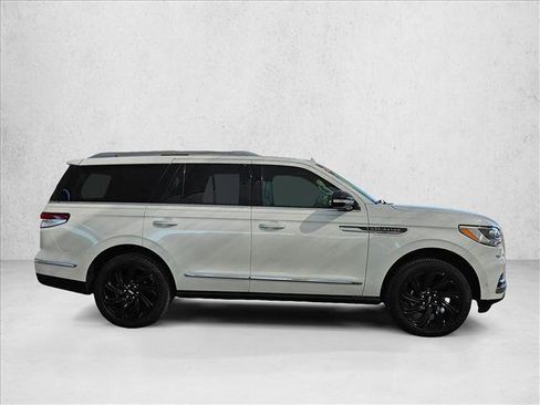 Used 2024 Lincoln Navigator Reserve AWD/4WD image 4