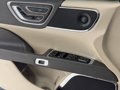 Used 2019 Lincoln Continental Reserve image 51