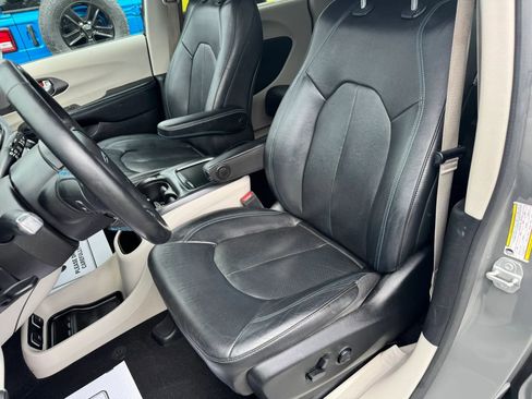 Used 2021 Chrysler Pacifica Touring-L FWD image 4