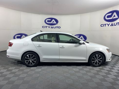 Used 2017 Volkswagen Jetta SE image 2