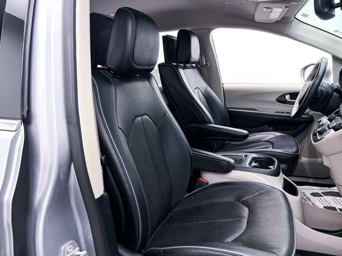 Used 2020 Chrysler Pacifica Limited w/ Advanced Safetytec Group FWD image 39