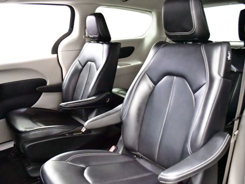 Used 2024 Chrysler Pacifica Limited FWD image 10