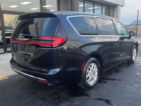 Used 2023 Chrysler Pacifica Touring-L image 4