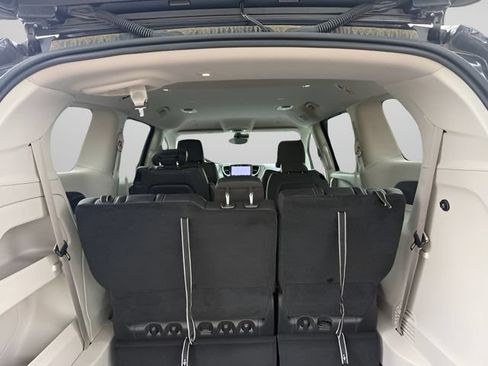 Used 2022 Chrysler Pacifica Touring-L FWD image 9