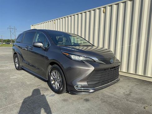 Used 2021 Toyota Sienna XLE FWD image 1