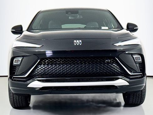 Used 2025 Buick Envista Sport Touring w/ Advanced Safety Package image 2