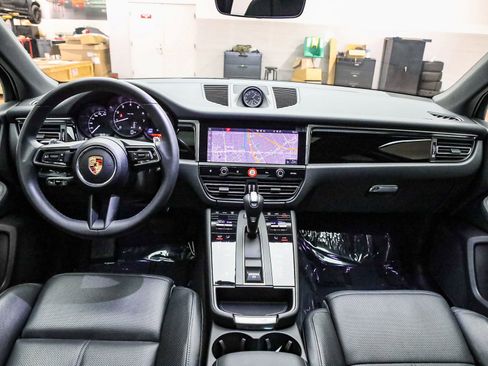 Certified 2025 Porsche Macan image 19