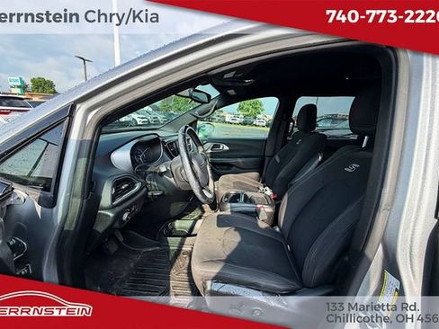 Used 2018 Chrysler Pacifica Touring Plus w/ S Appearance Package FWD image 22