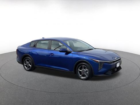 Used 2025 Kia K4 LXS image 2