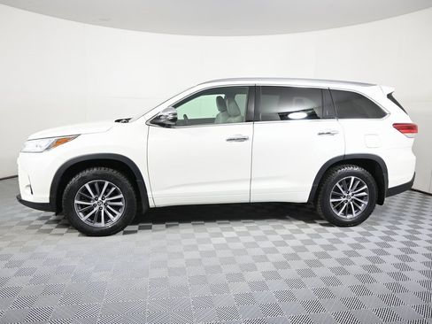 Used 2018 Toyota Highlander XLE image 2