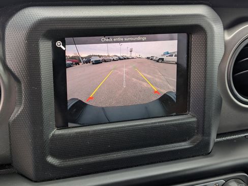 Used 2023 Jeep Gladiator Sport image 23