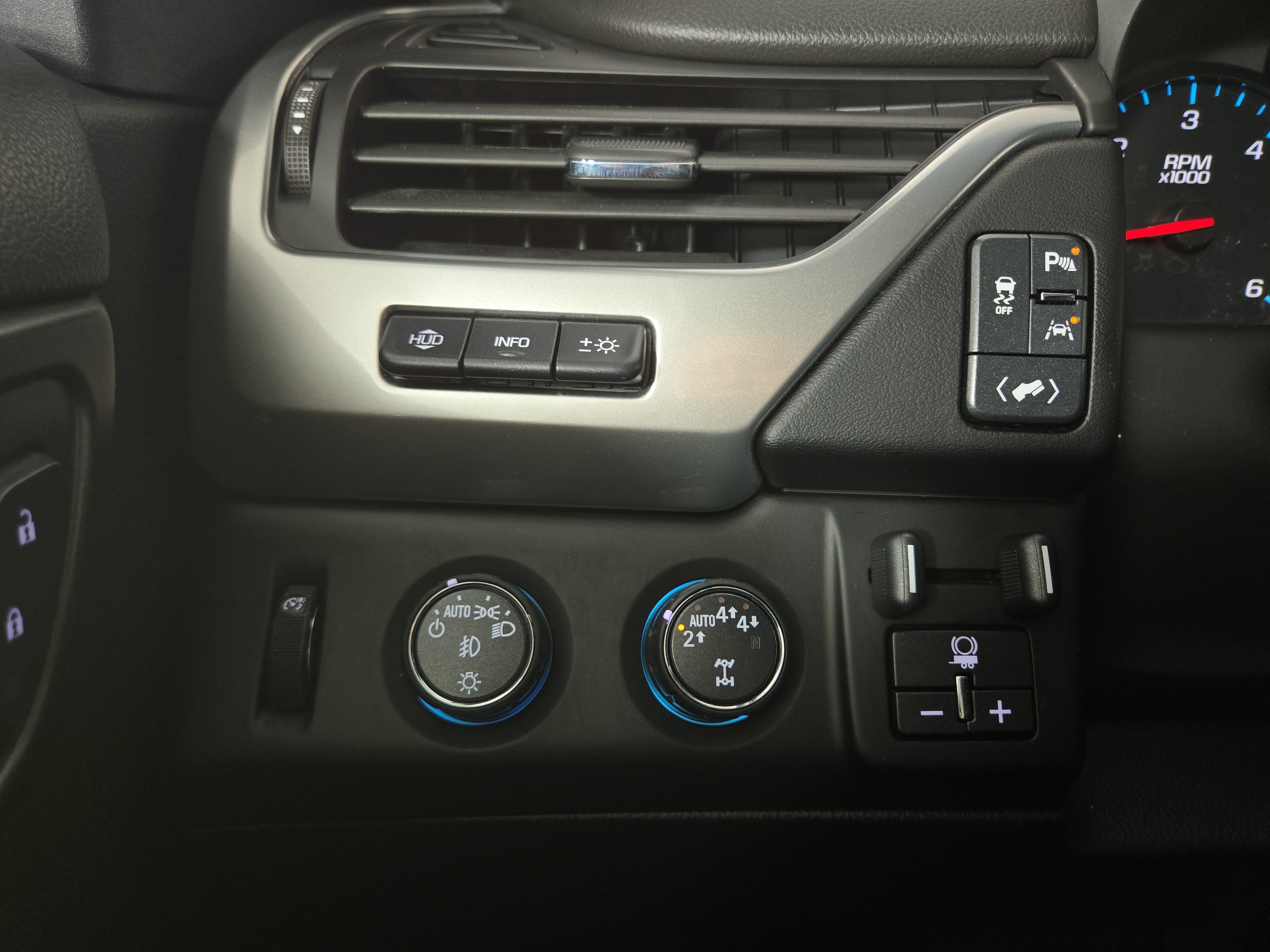 Used 2018 Chevrolet Tahoe Premier AWD/4WD image 27