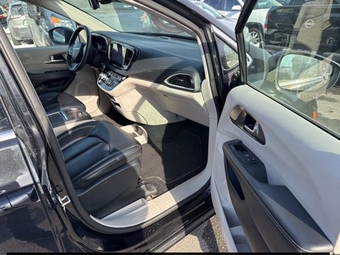 Used 2023 Chrysler Pacifica Touring-L image 16