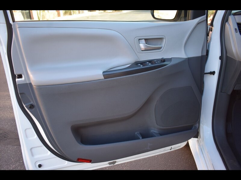 Used 2017 Toyota Sienna LE FWD image 17