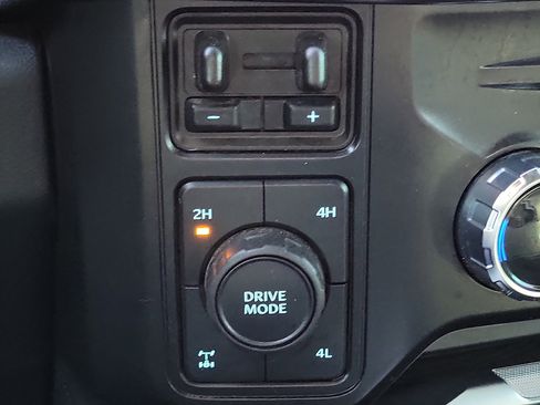 Used 2025 Ford F250 Platinum w/ FX4 Off-Road Package AWD/4WD image 16