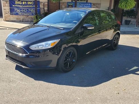 Used 2018 Ford Focus SE w/ Cold Weather Package FWD image 2