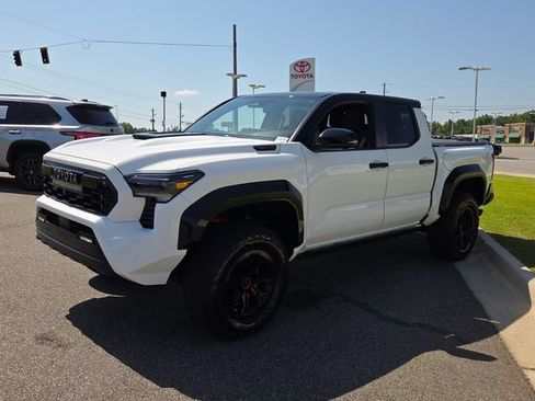 Used 2025 Toyota Tacoma TRD Pro AWD/4WD image 3