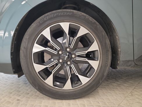 Used 2023 Kia Carnival EX FWD image 10