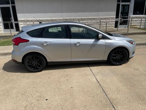 Used 2016 Ford Focus SE w/ Equipment Group 201A FWD image 7