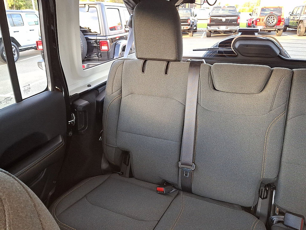 Used 2026 Jeep Wrangler Unlimited Sahara AWD/4WD image 12