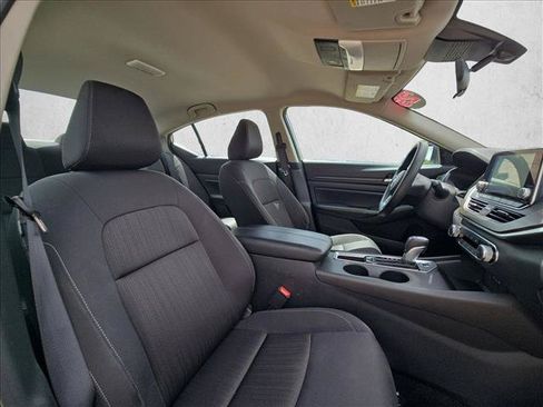 Used 2025 Nissan Altima 2.5 SV FWD image 18