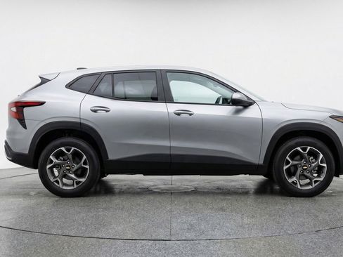 Used 2025 Chevrolet Trax LT image 11