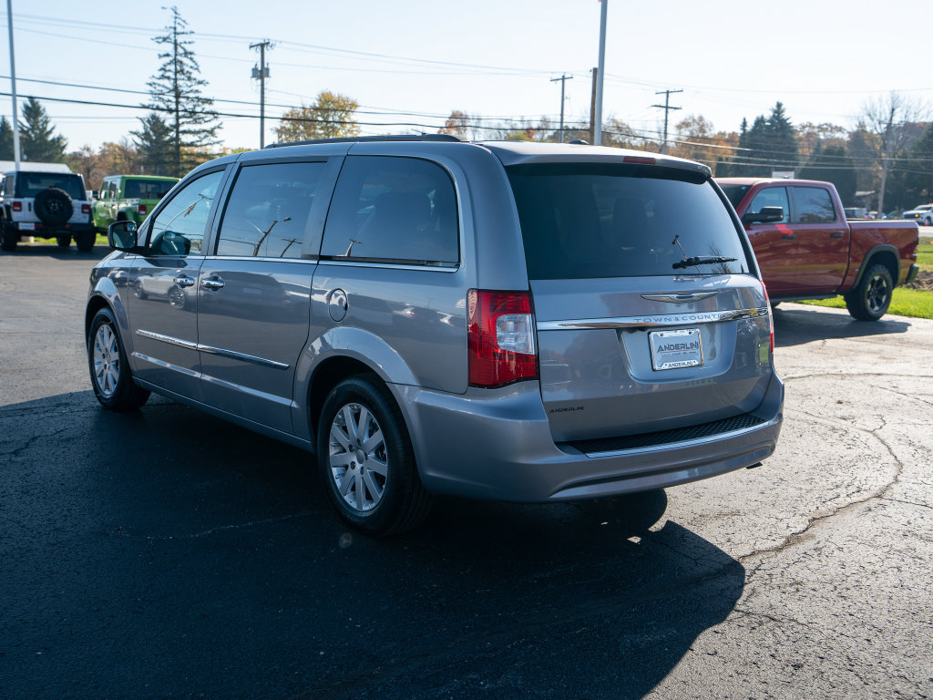 Used 2016 Chrysler Town & Country Touring w/ Driver Convenience Group FWD image 5