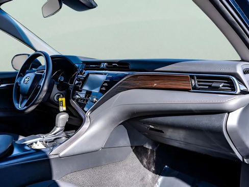 Used 2018 Toyota Camry LE FWD image 13