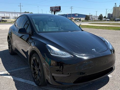 Used 2021 Tesla Model Y Long Range AWD/4WD image 1
