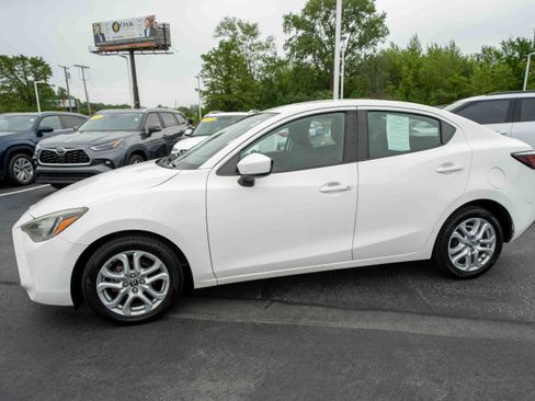 Used 2017 Toyota Yaris iA FWD image 3