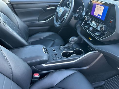 Certified 2024 Toyota Highlander XLE image 16