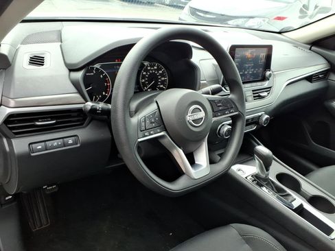 Used 2025 Nissan Altima 2.5 SV FWD image 9