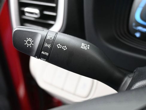 Used 2025 Hyundai Venue SEL image 28