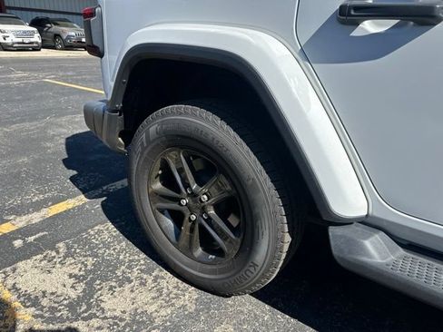 Used 2020 Jeep Wrangler Unlimited Sahara AWD/4WD image 9