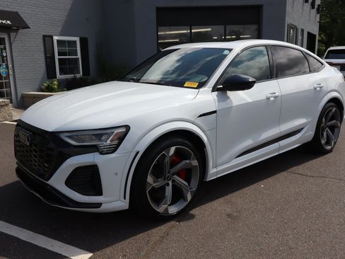 Used 2024 Audi SQ8 e-tron Prestige w/ Prestige Package AWD/4WD image 2