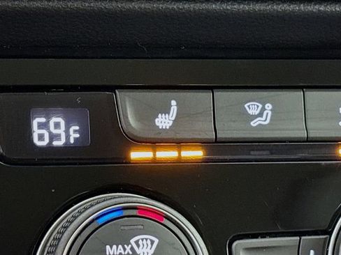 Used 2024 Volkswagen Taos SE image 21