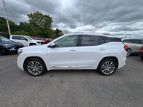 Used 2024 GMC Terrain Denali w/ Denali Premium Package AWD/4WD image 9