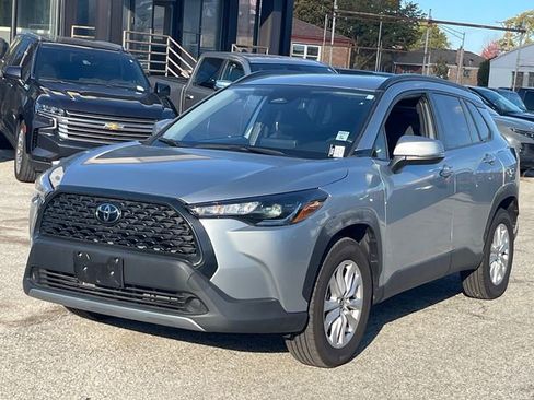Used 2024 Toyota Corolla Cross LE image 2
