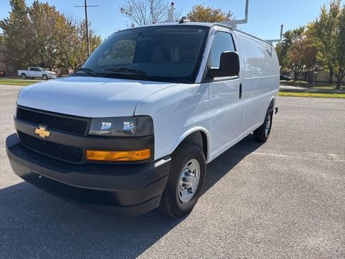 Used 2025 Chevrolet Express 3500 w/ Driver Convenience Package image 4