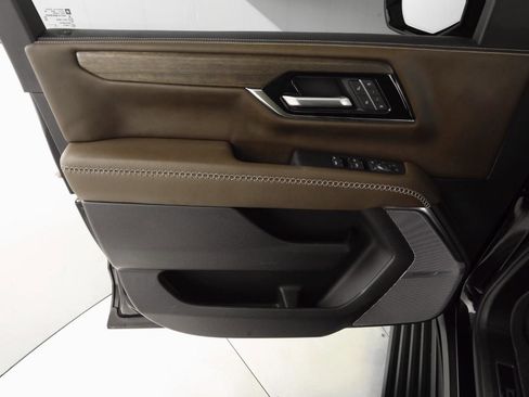 Used 2025 GMC Yukon XL Denali Ultimate image 9