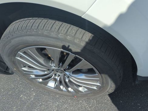 Used 2024 Toyota Venza XLE AWD/4WD image 10