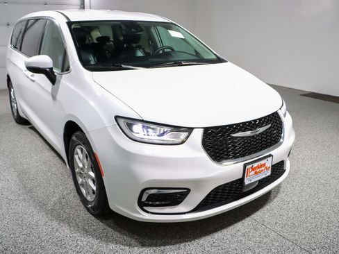 Used 2023 Chrysler Pacifica Touring-L FWD image 5