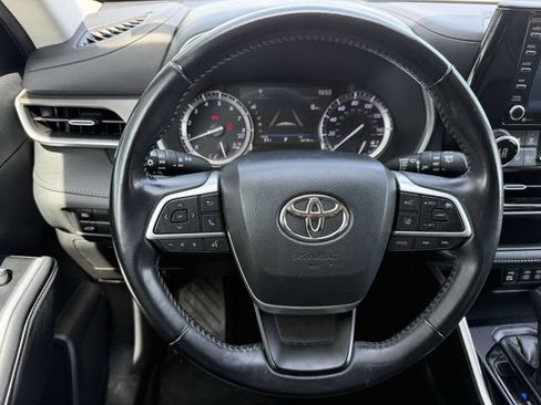 Used 2022 Toyota Highlander XLE AWD/4WD image 13