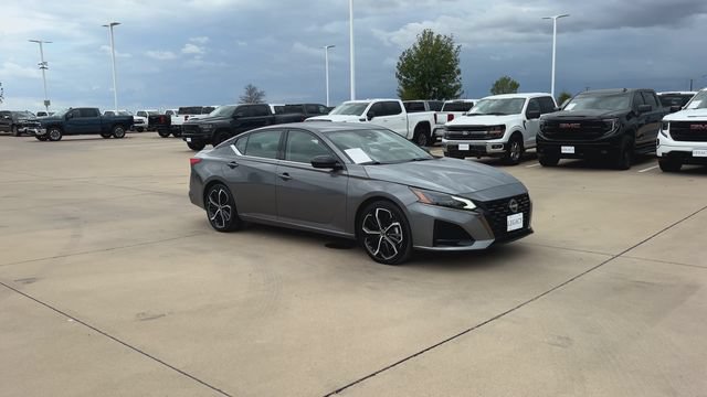 Used 2024 Nissan Altima 2.5 SR FWD image 2