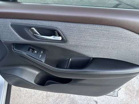 Used 2023 Nissan Rogue SV image 16