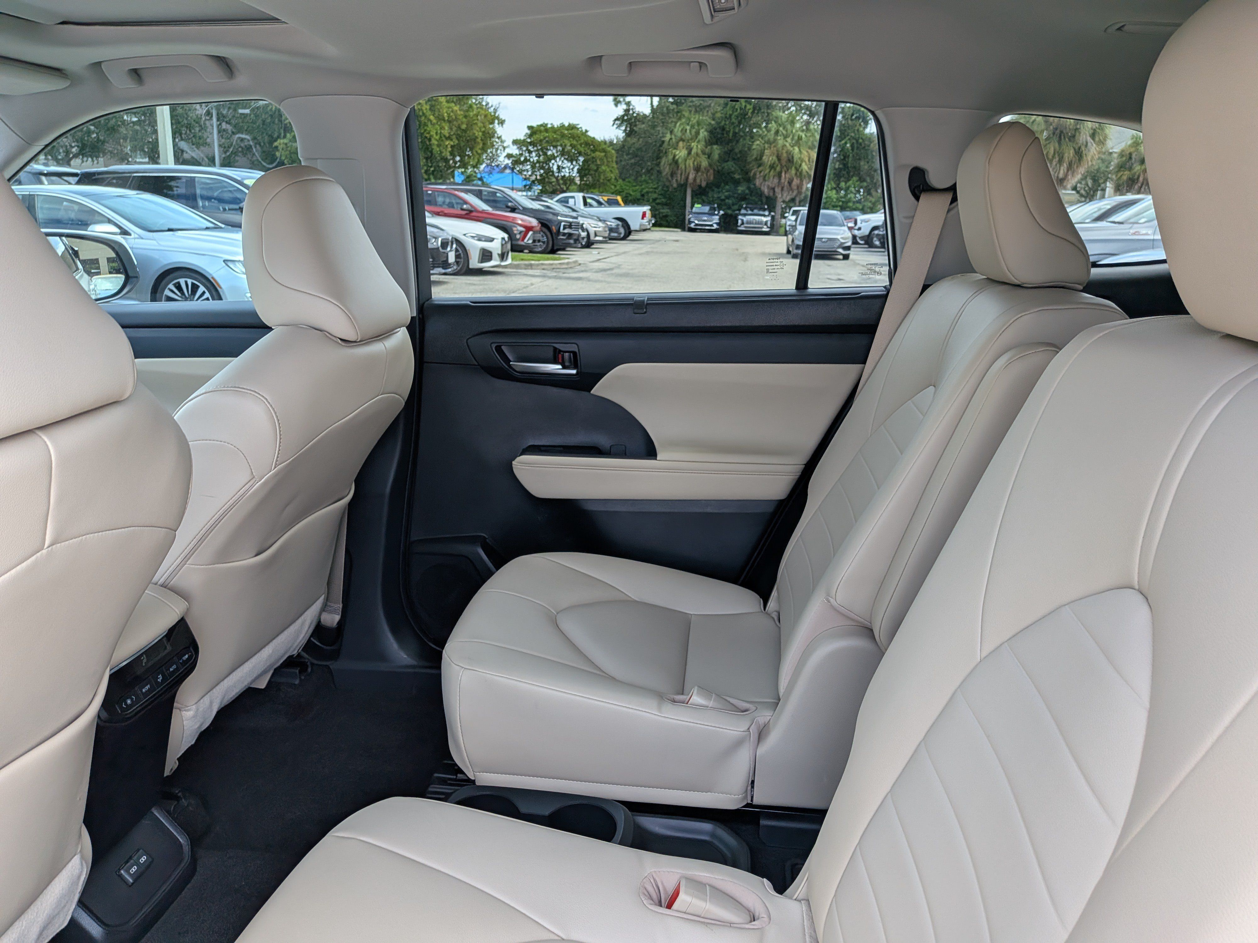 Used 2023 Toyota Highlander XLE FWD image 15