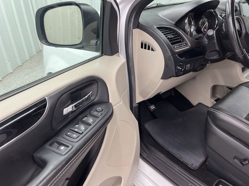 Used 2019 Dodge Grand Caravan SXT image 19