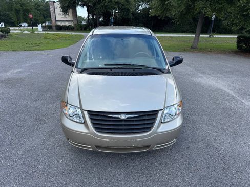 Used 2005 Chrysler Town & Country FWD image 2